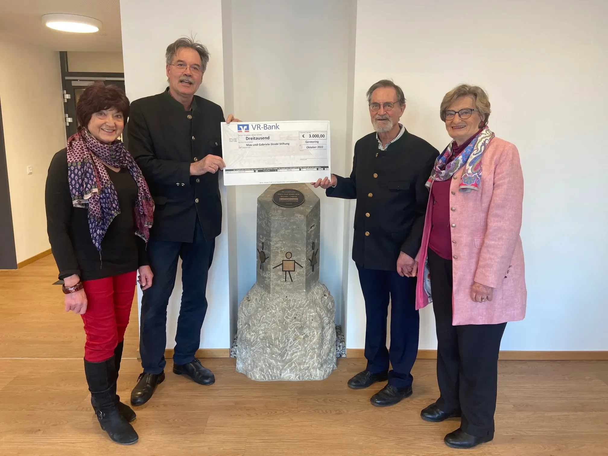 Übergabe Spendencheck Prof. Dr. Ludwig von Meyer an die Strobl-Stiftung